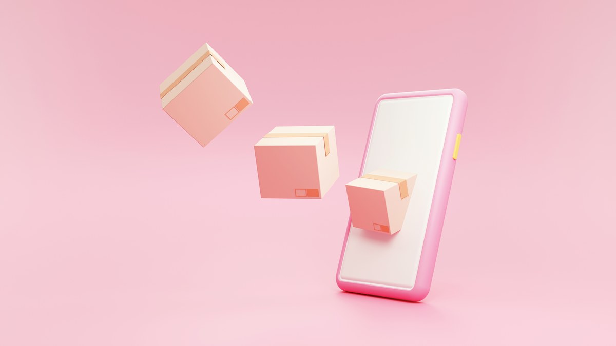 Складские коробки и посылки на смартфоне концепция онлайн доставки маркетплейса